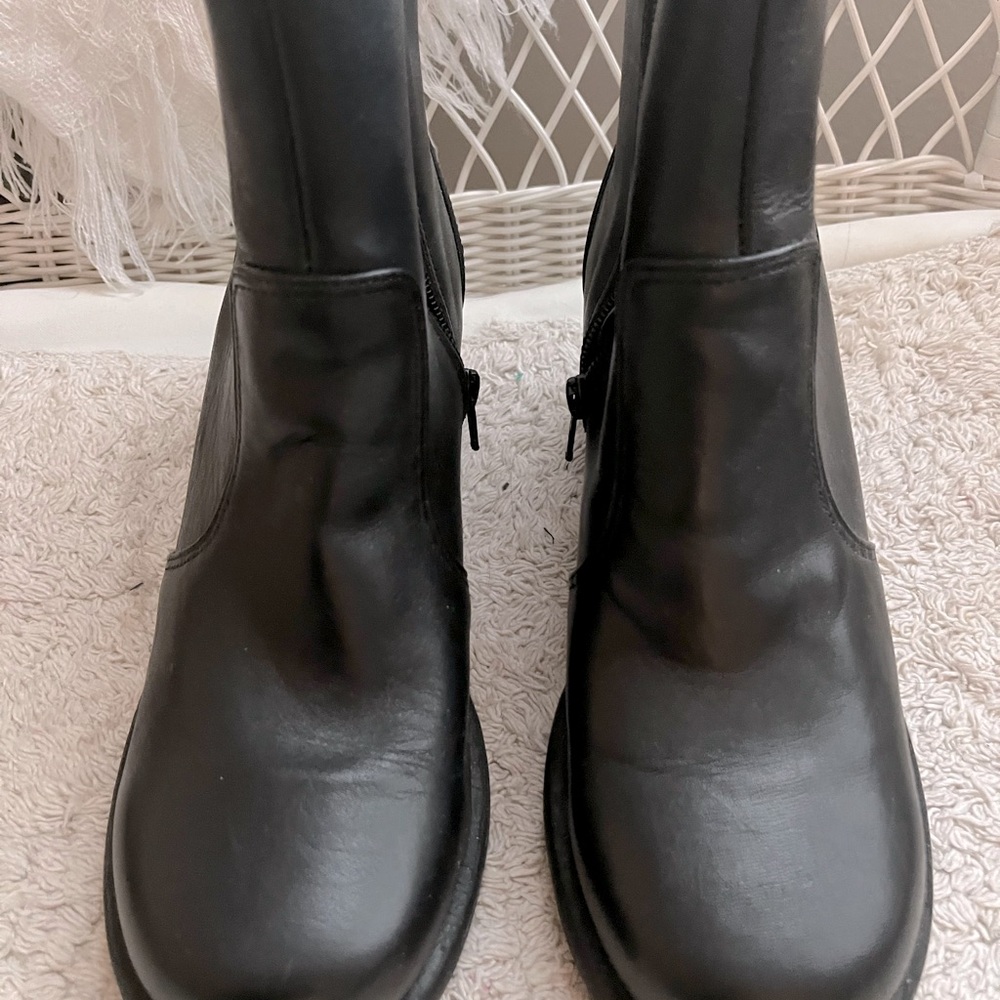 These are an off brand called OFNY. Great pair of over-the-ankle boots!